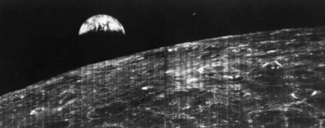 Bức ảnh đầu tiên chụp Trái Đất từ Mặt Trăng